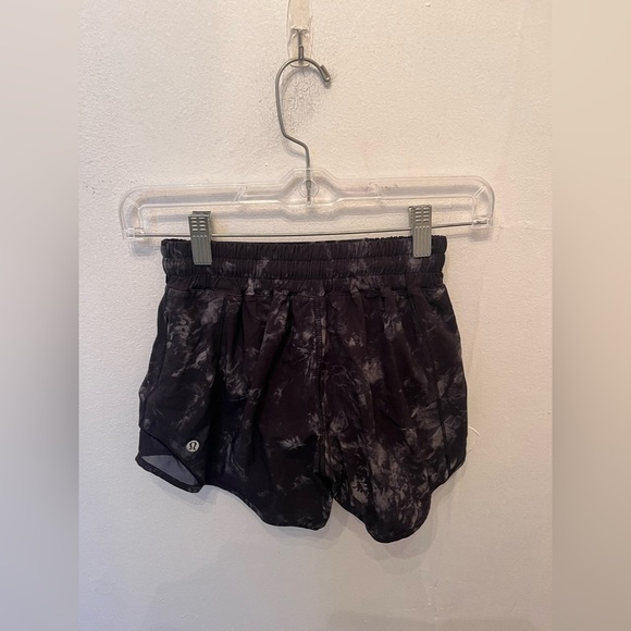 Lululemon Hotty Hot Low-Rise Lined Short 4" Aquila Black Multi / Black Size 2 - Picture 6 of 8